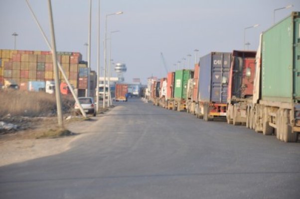 Mărfuri contrafăcute, de peste 300.000 de lei, confiscate în Port